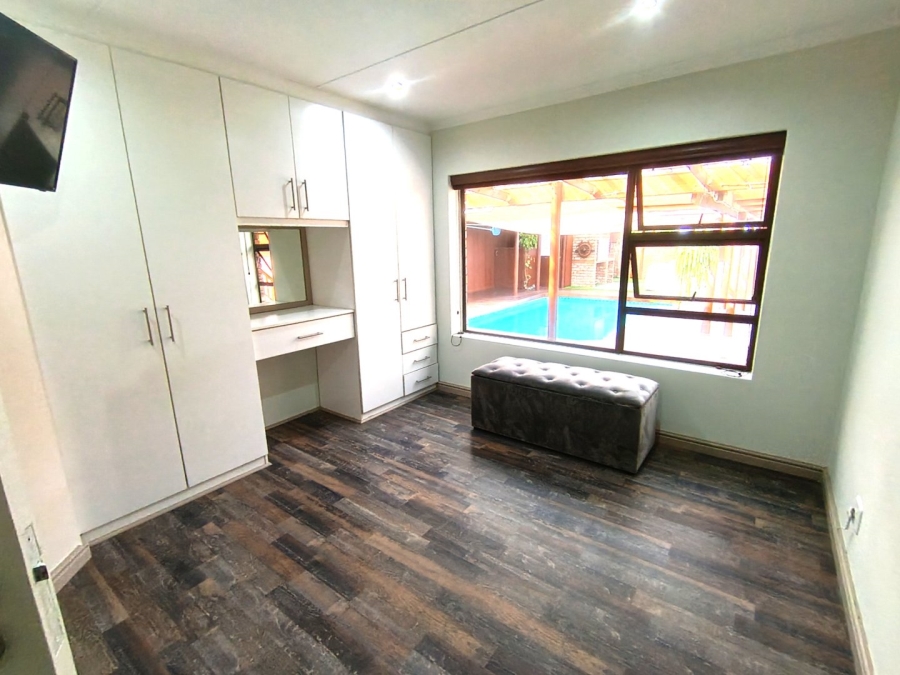 4 Bedroom Property for Sale in Herolds Bay Western Cape